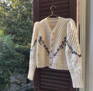 Cardigan Bordado con Flores - Image 3