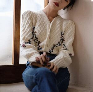 Cardigan Bordado con Flores - Image 2